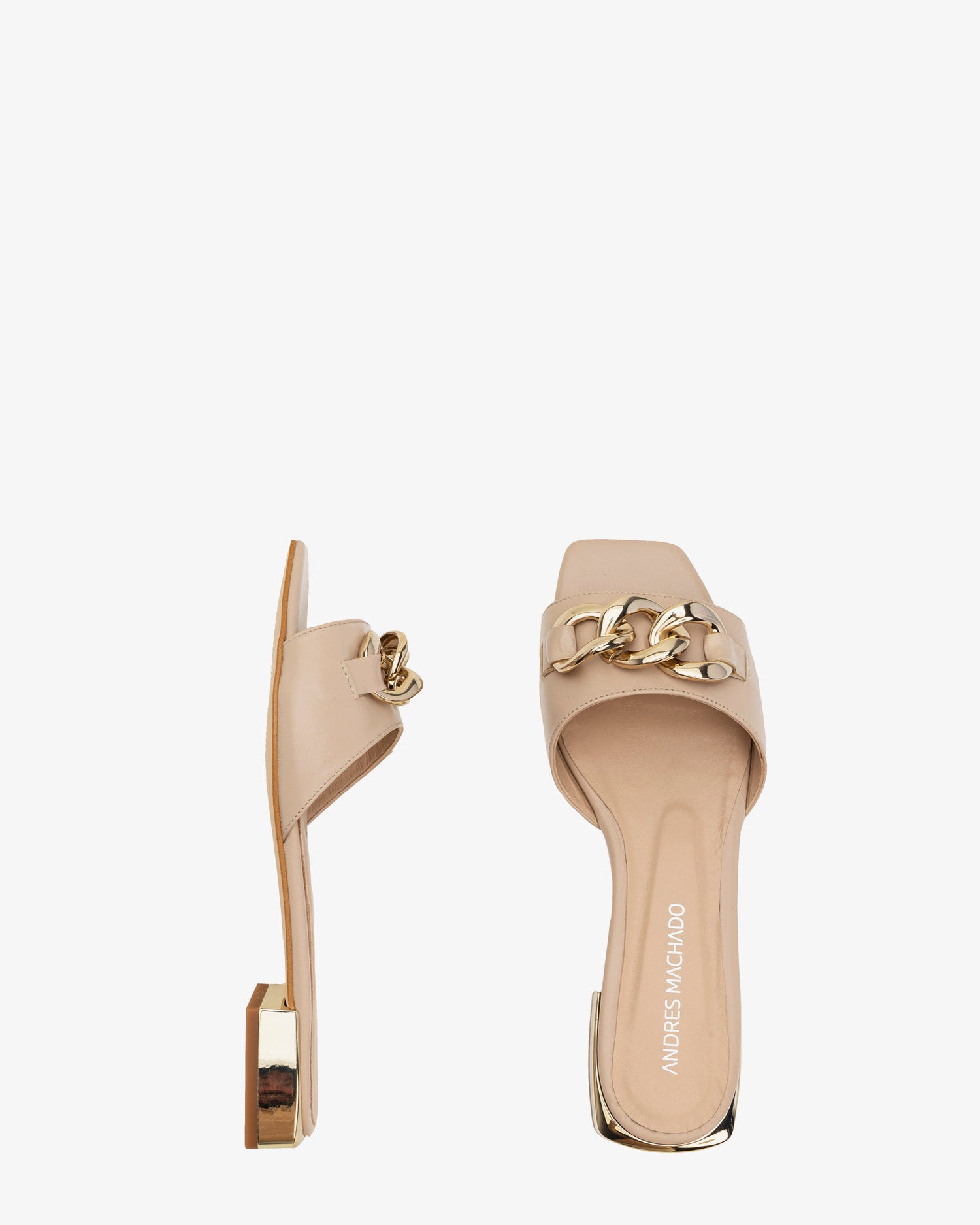 Sandalia plana en piel beige con cadena