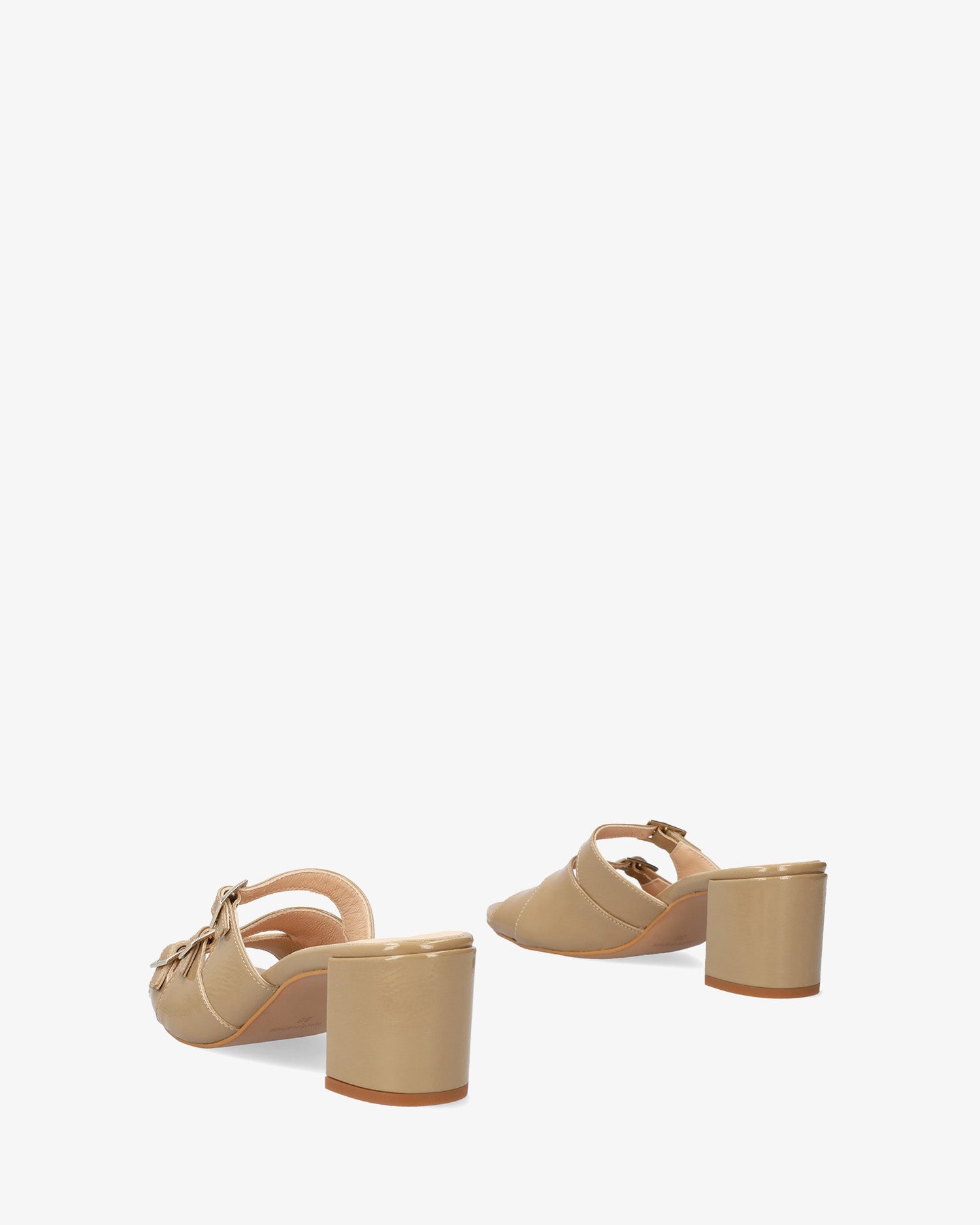 Sandale aus Lackleder in Beige mit Absatz
