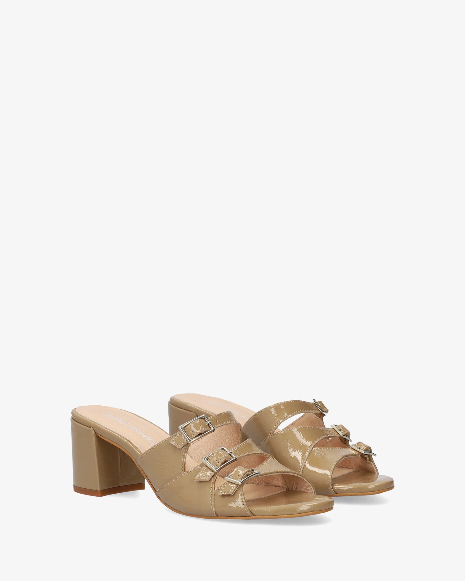 Sandale aus Lackleder in Beige mit Absatz

