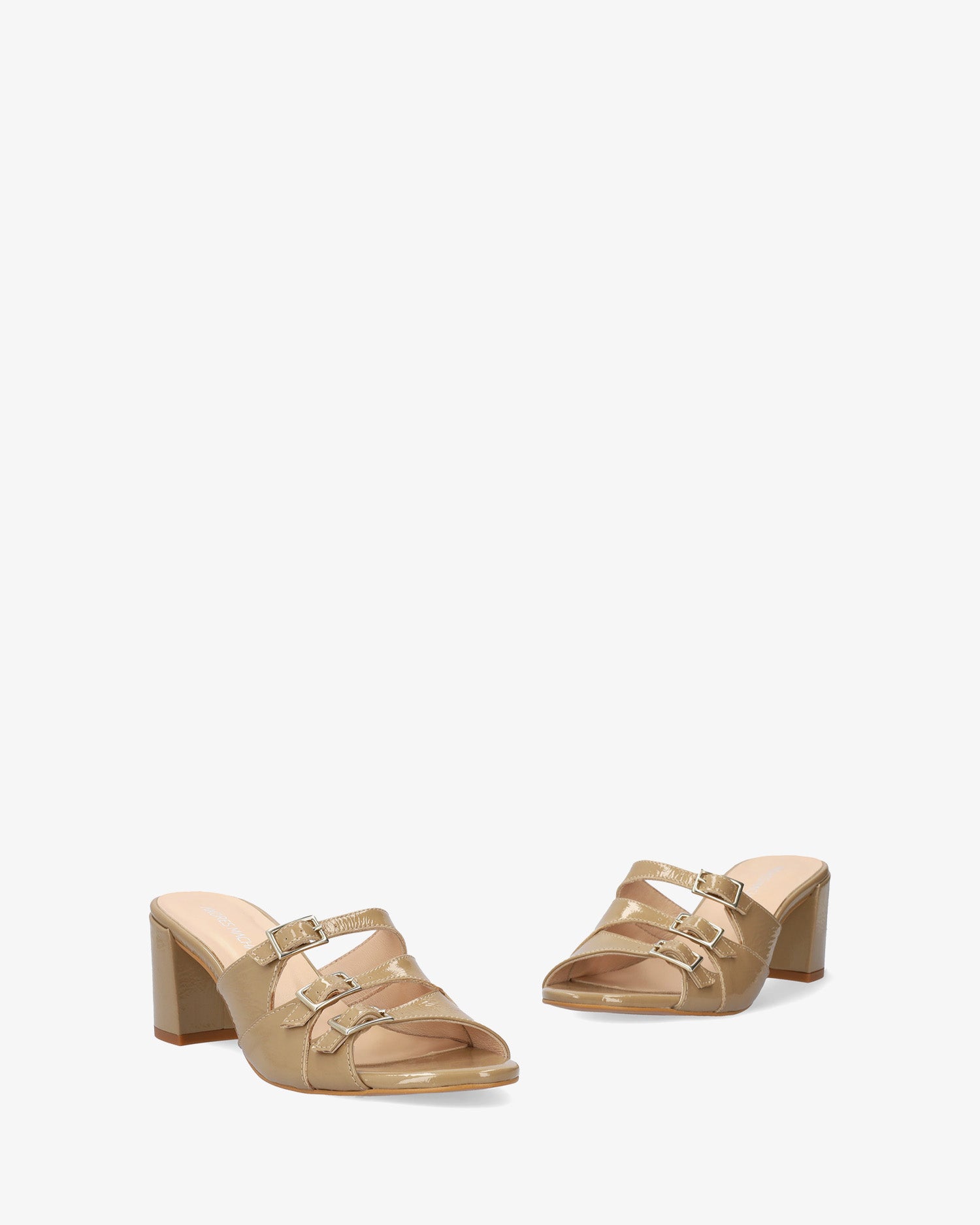 Sandale aus Lackleder in Beige mit Absatz
