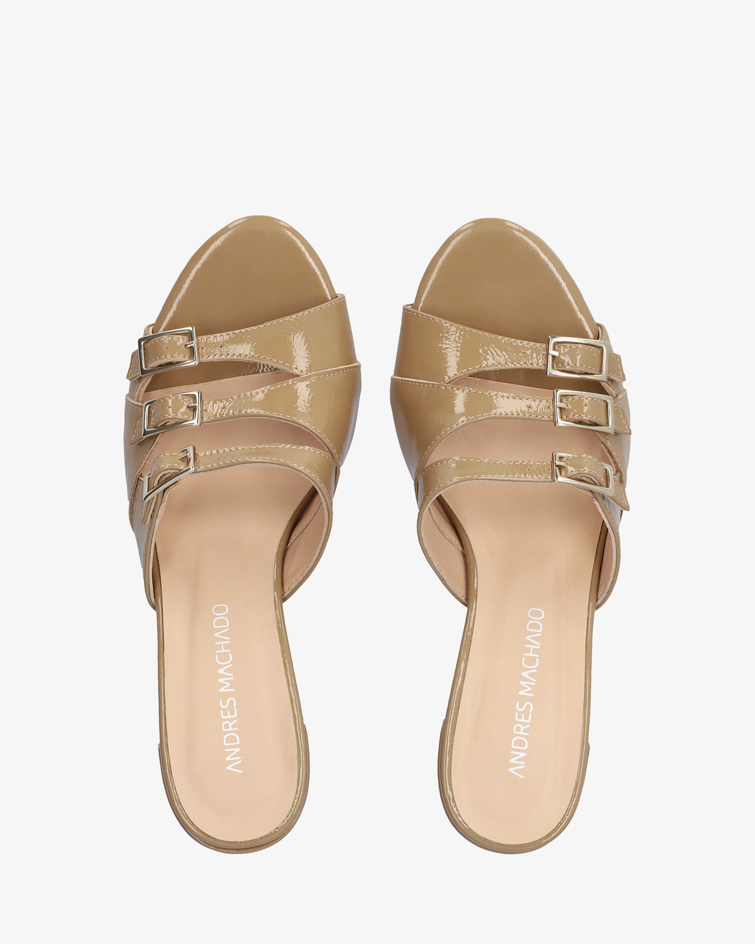 Sandale aus Lackleder in Beige mit Absatz
