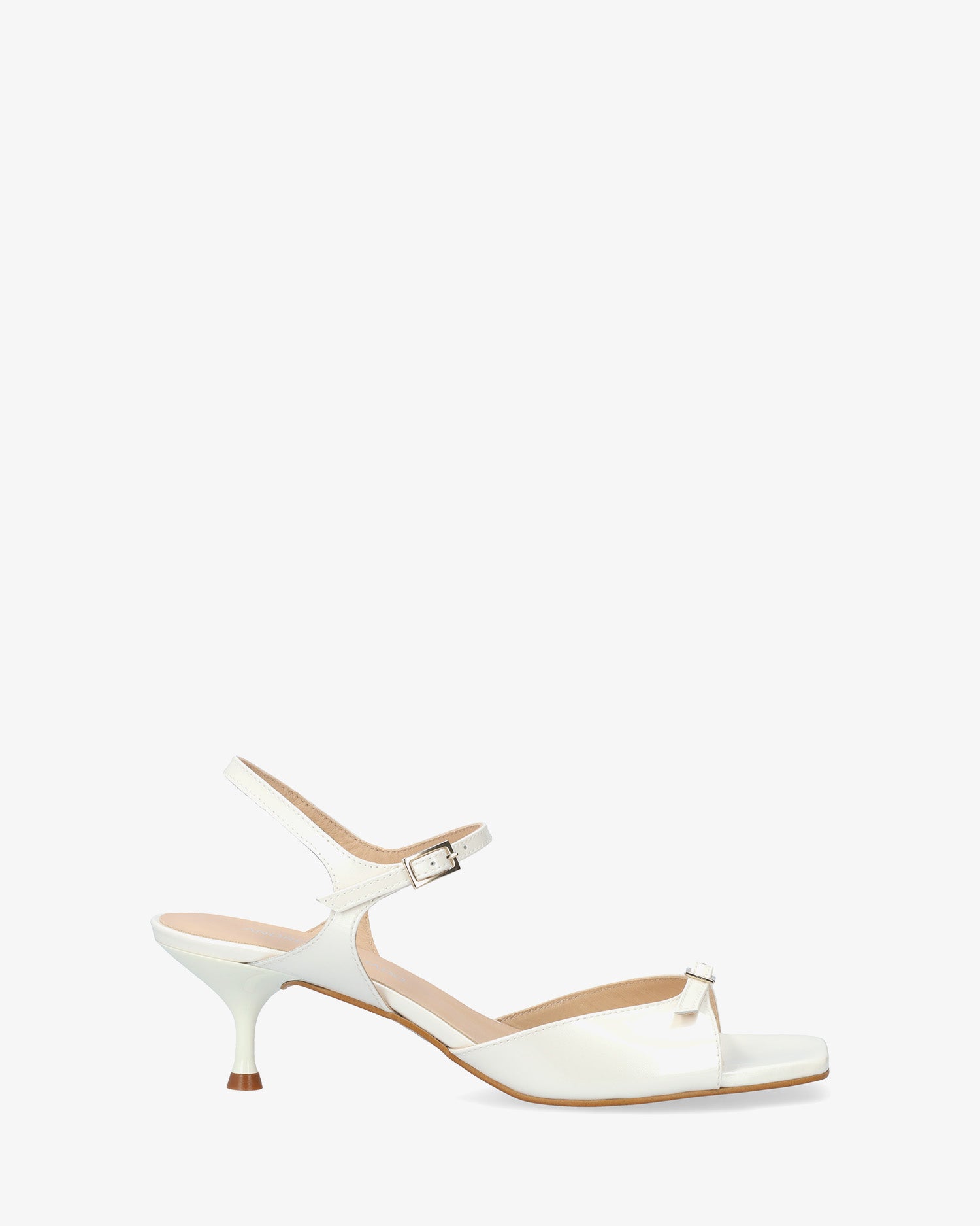 Sandale en cuir verni blanc à talon
