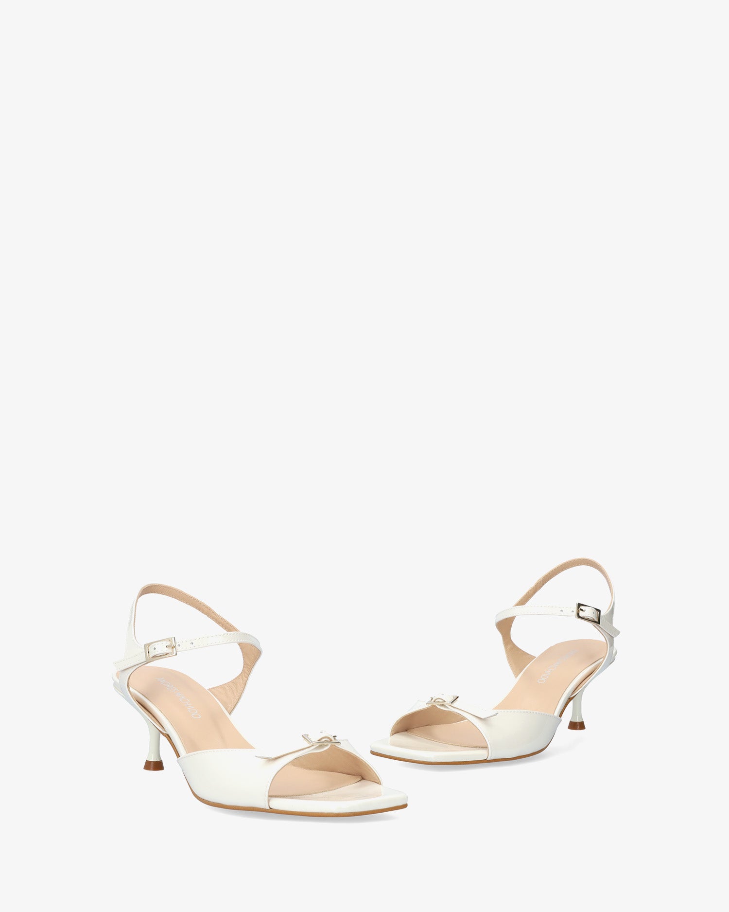 Sandale en cuir verni blanc à talon
