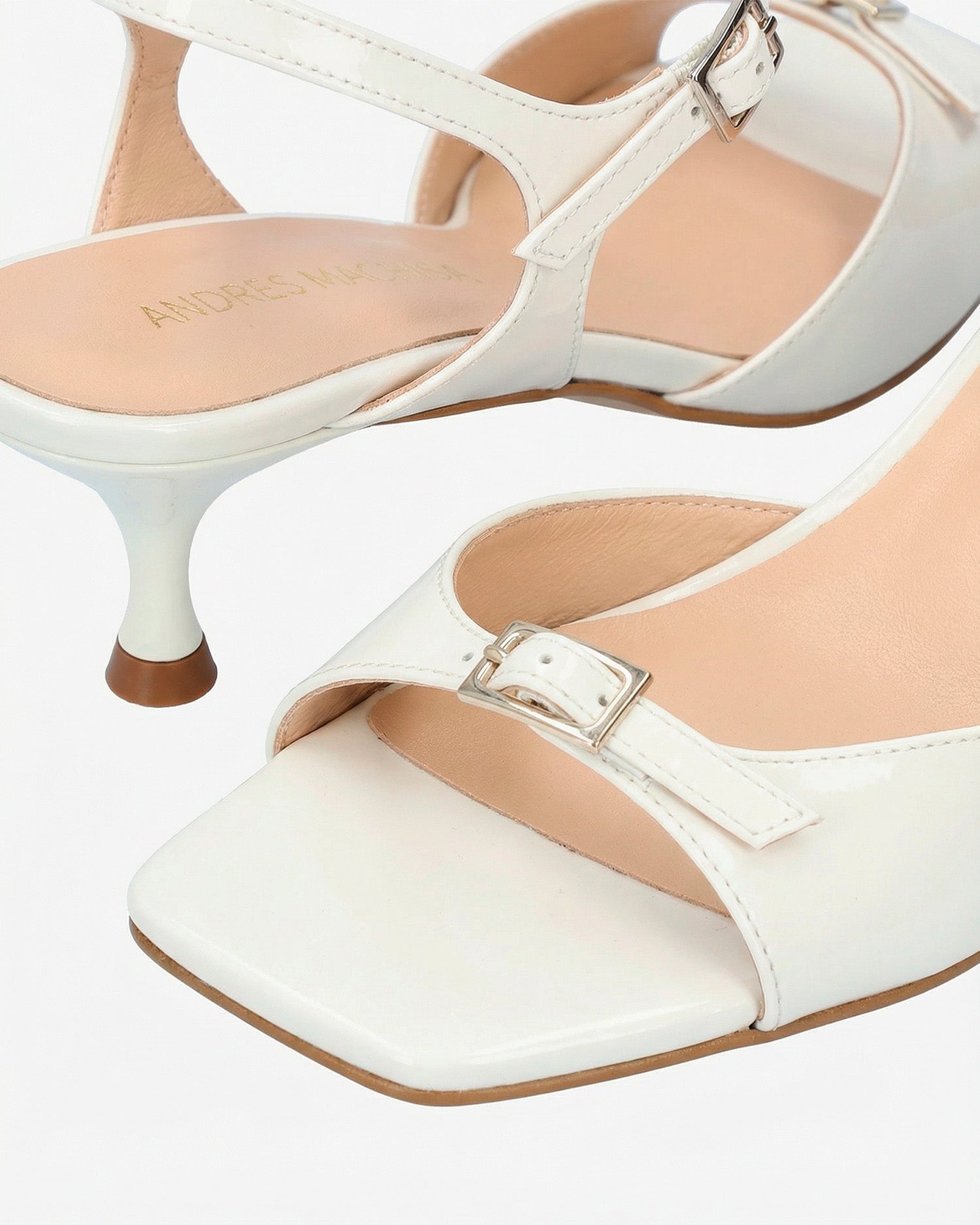 Sandale en cuir verni blanc à talon
