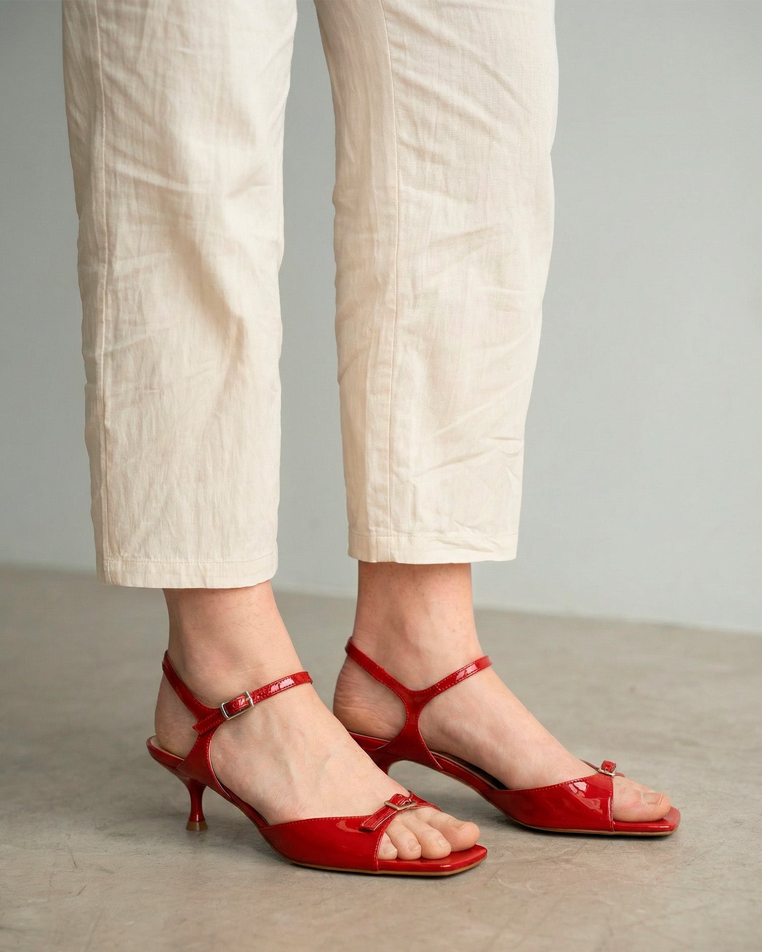 Sandalo in pelle verniciata bordeaux con tacco
