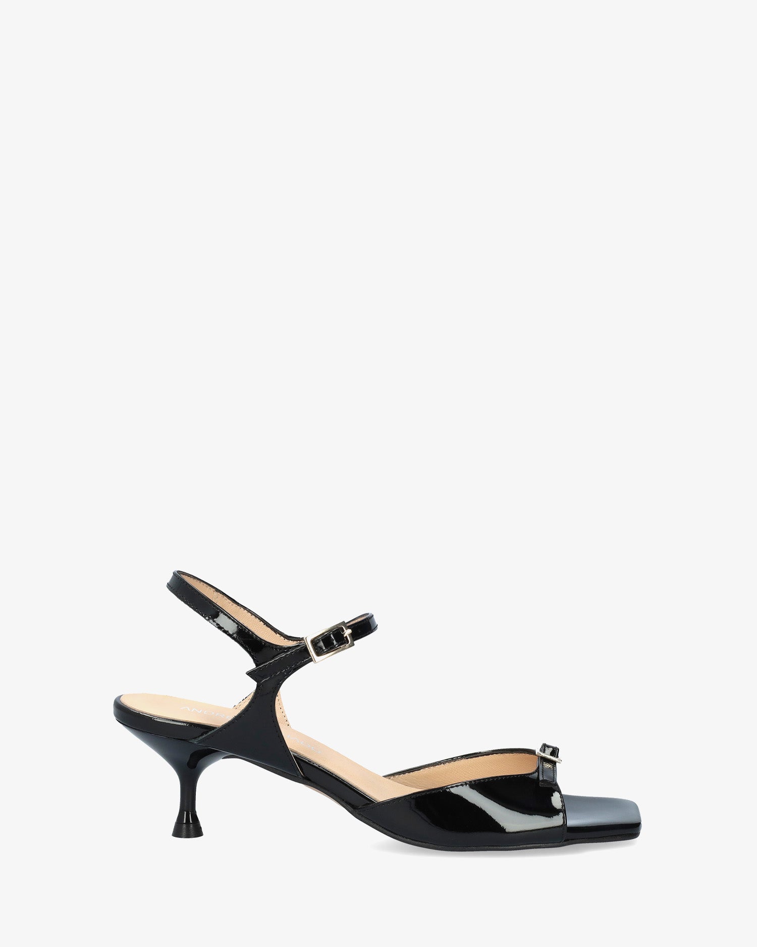 Sandalo in pelle verniciata nero con tacco
