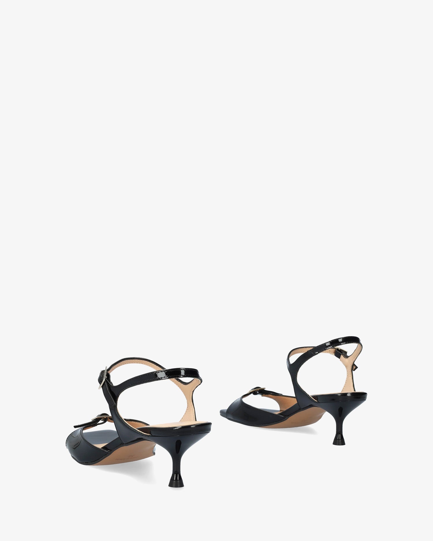 Sandalo in pelle verniciata nero con tacco
