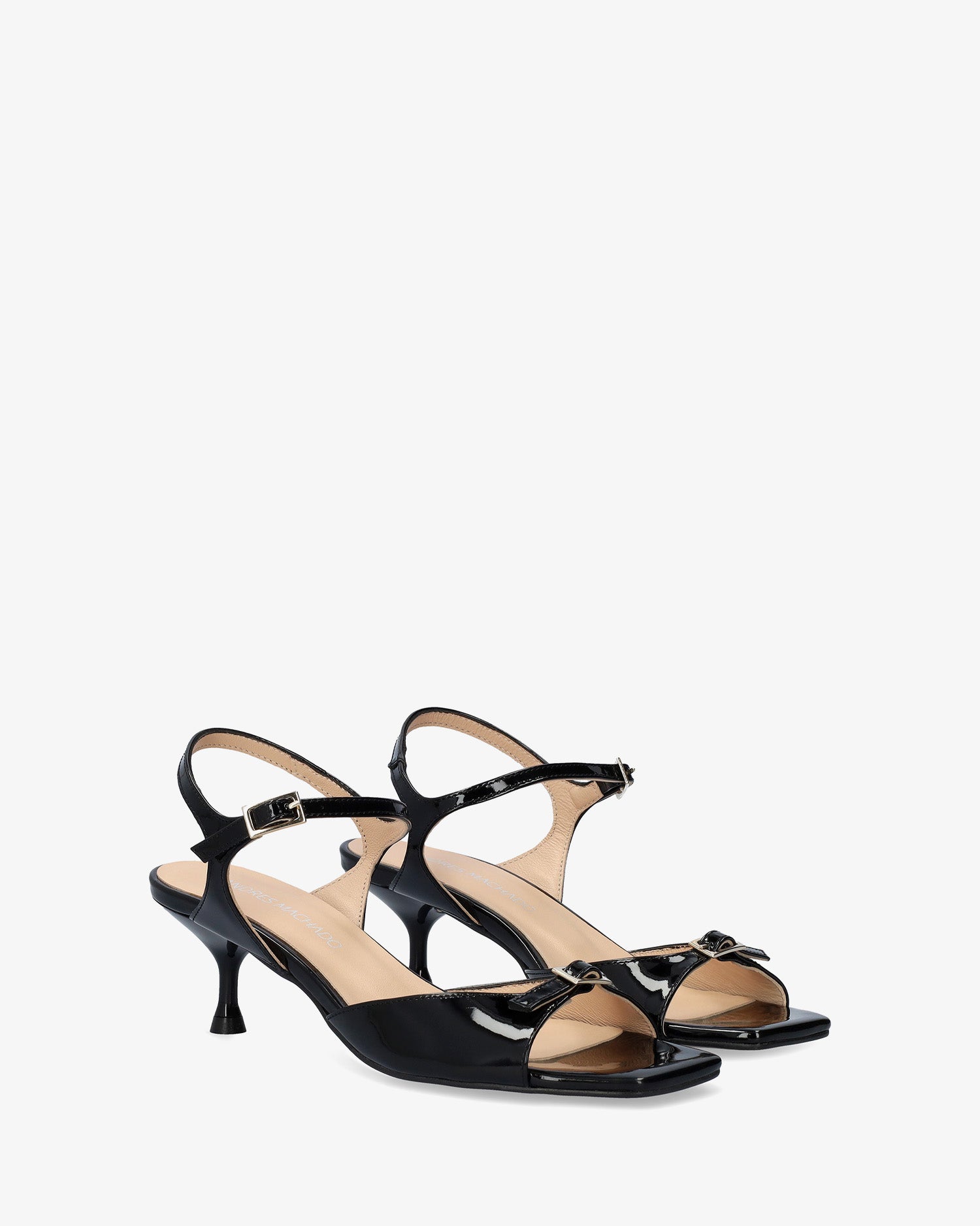 Sandalo in pelle verniciata nero con tacco
