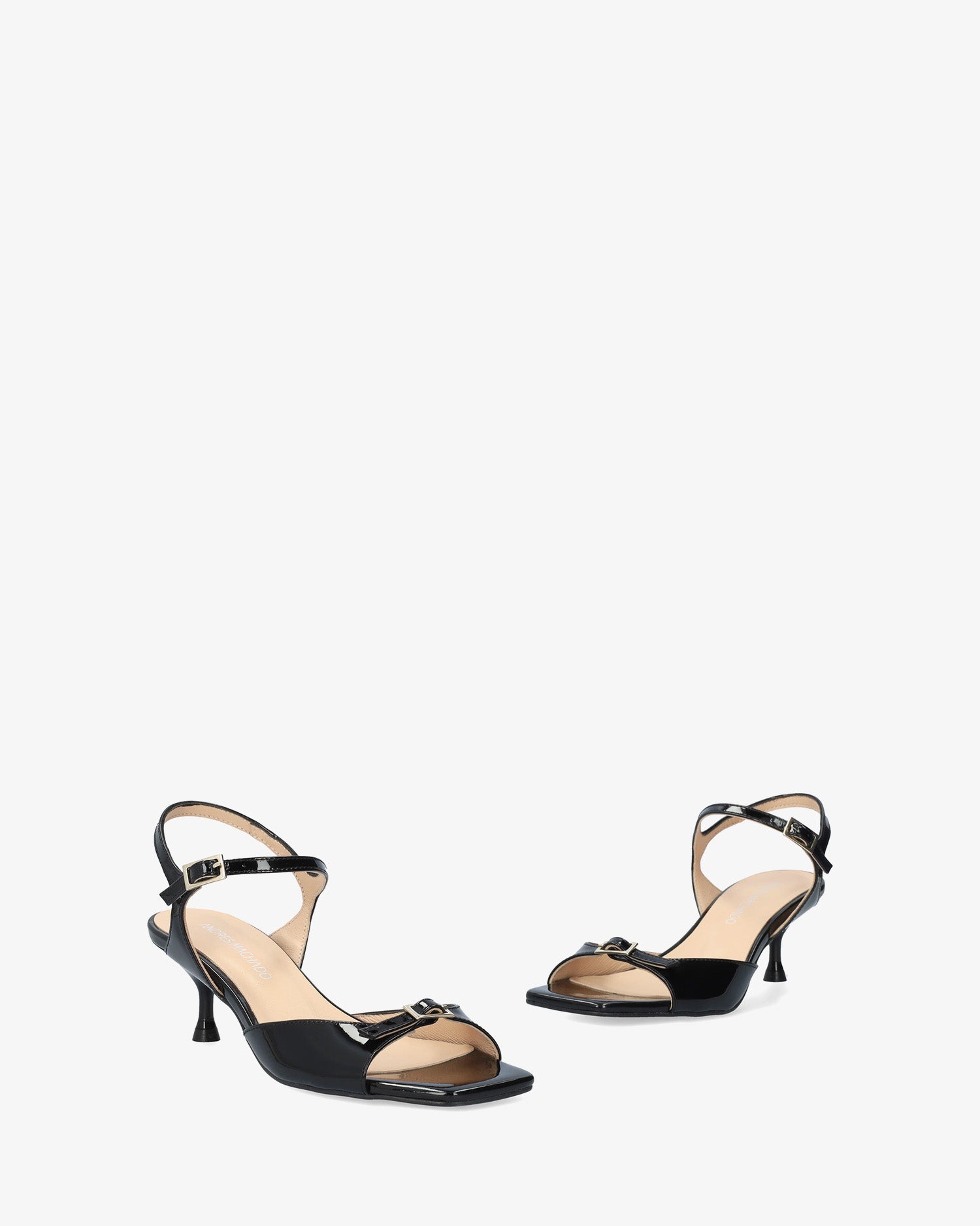 Sandalo in pelle verniciata nero con tacco
