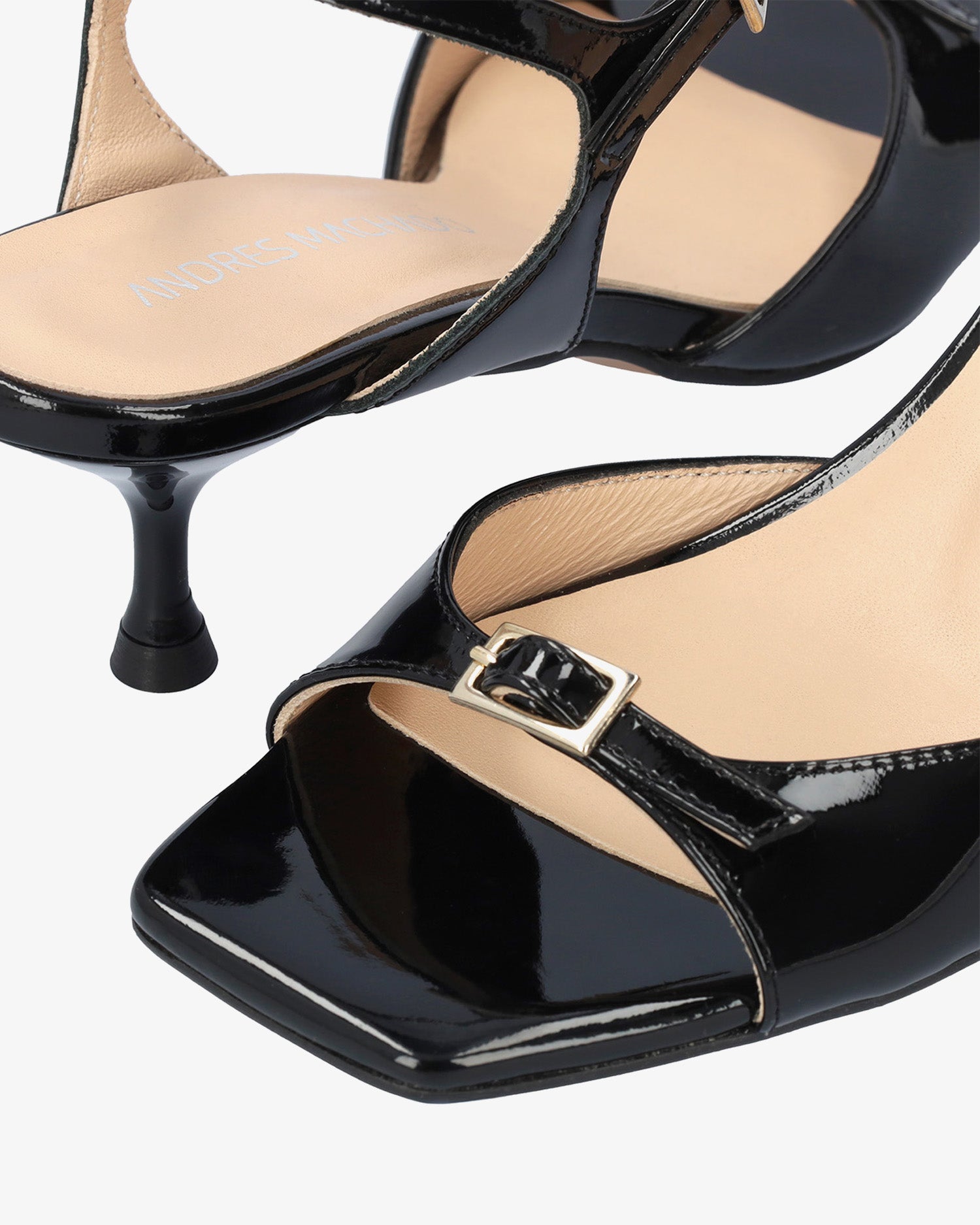 Sandalo in pelle verniciata nero con tacco
