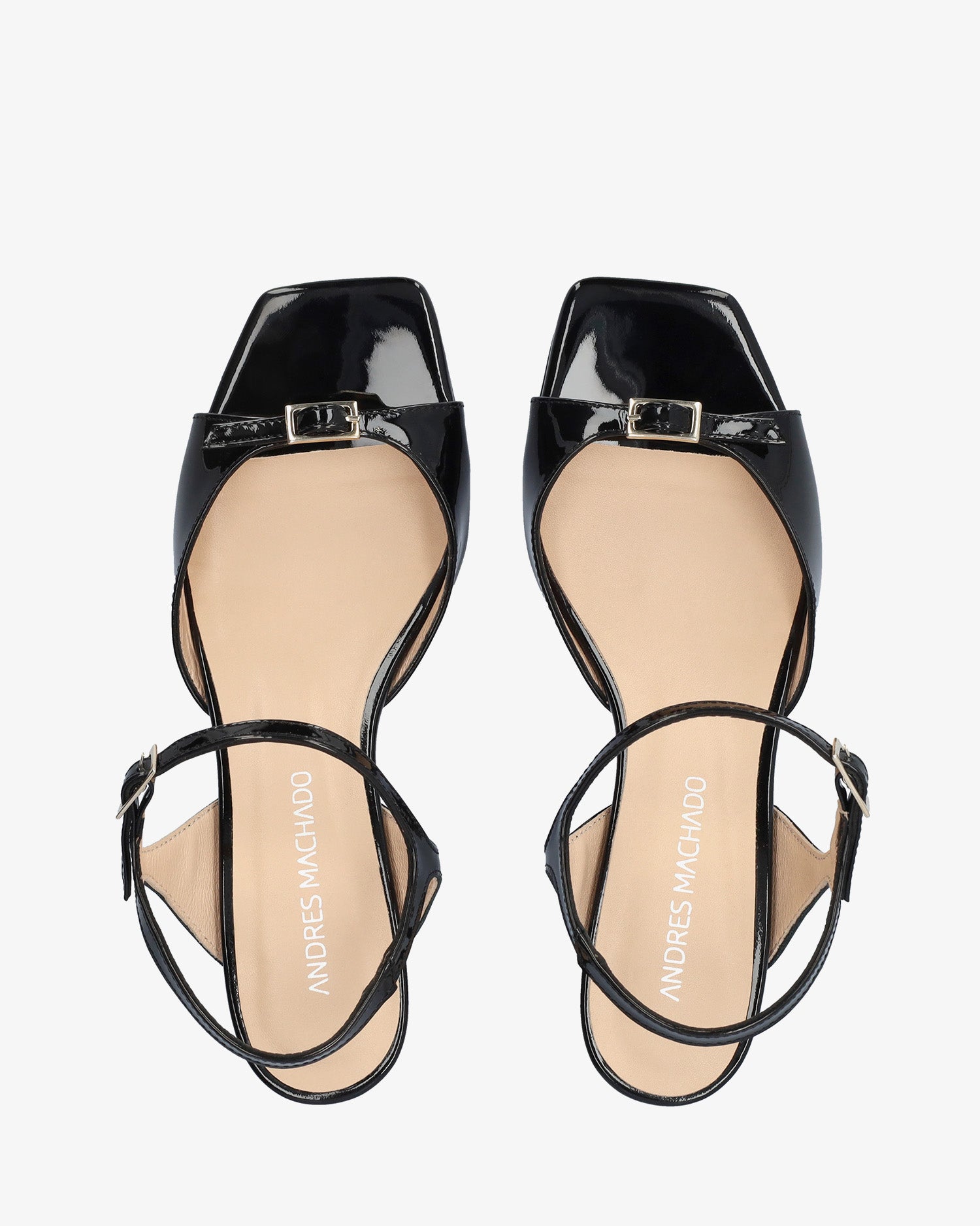 Sandalo in pelle verniciata nero con tacco
