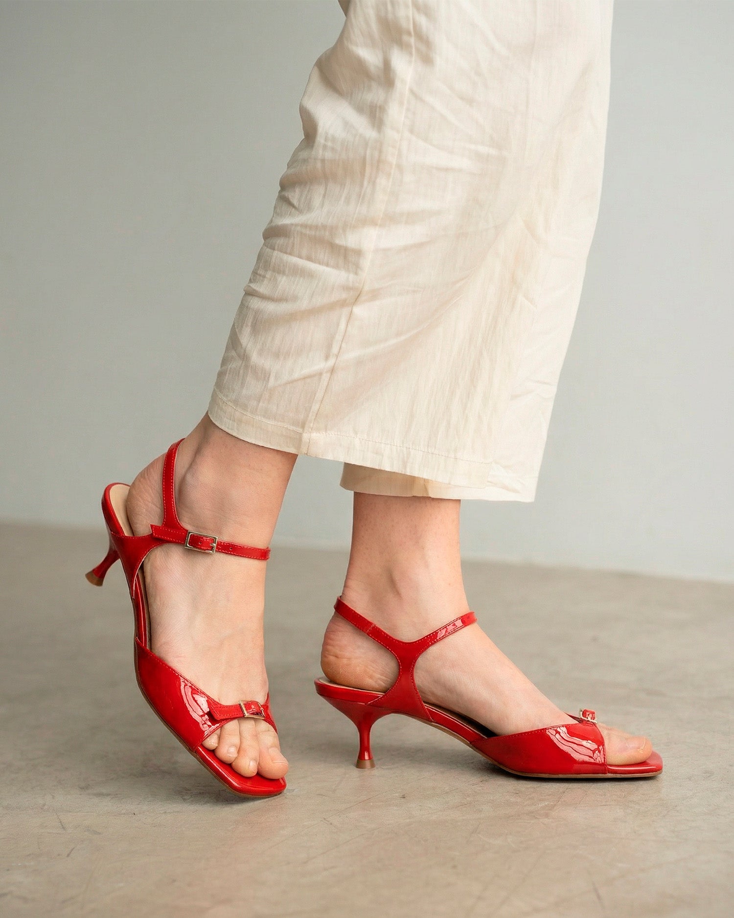 Sandale en cuir verni rouge à talon
