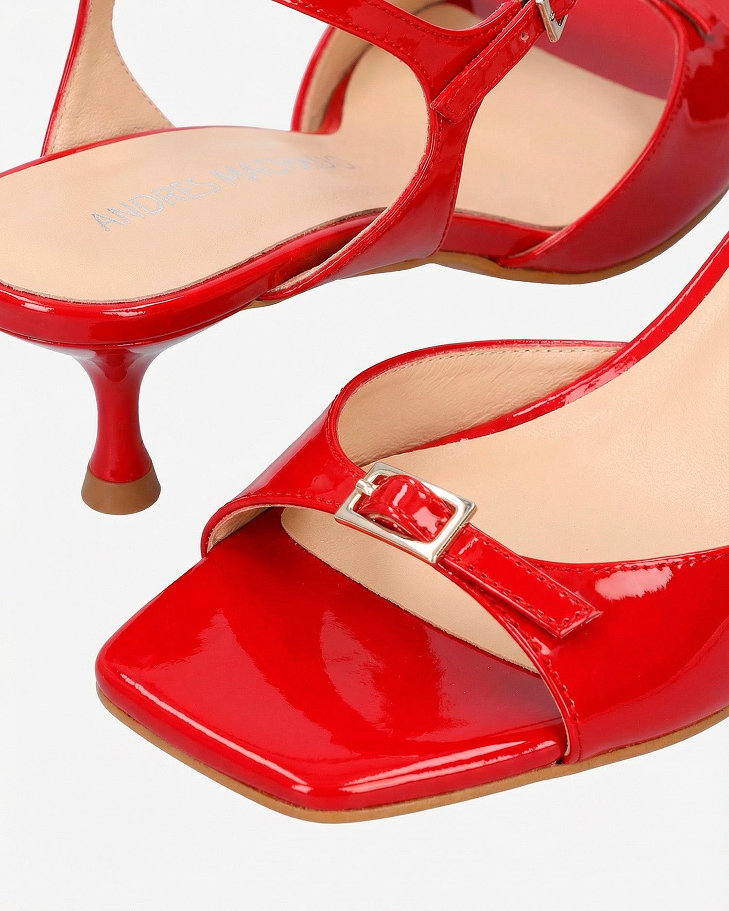 Sandale en cuir verni rouge à talon
