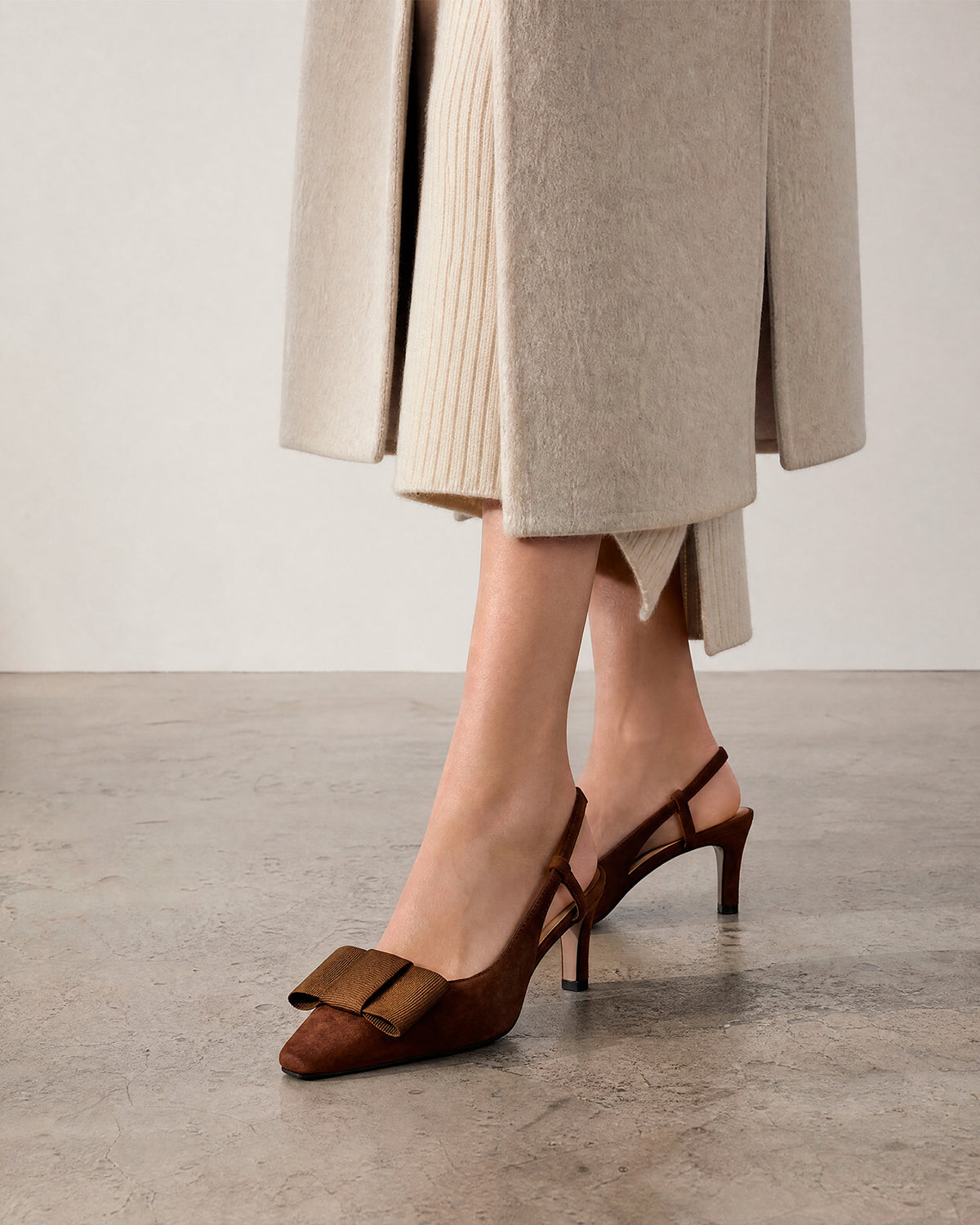 Escarpin slingback en daim marron avec nœud 