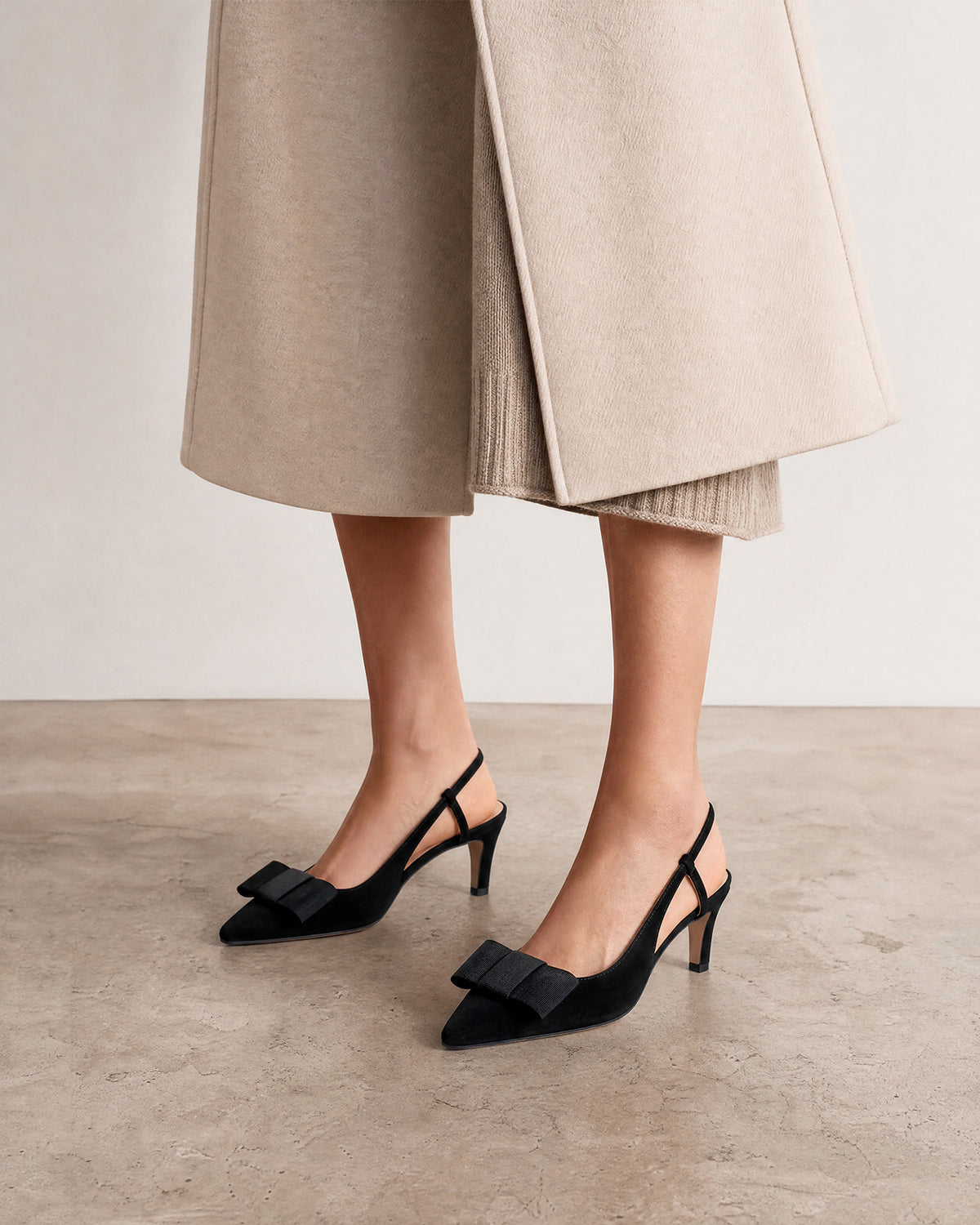 Décolleté slingback in camoscio nero con fiocco 