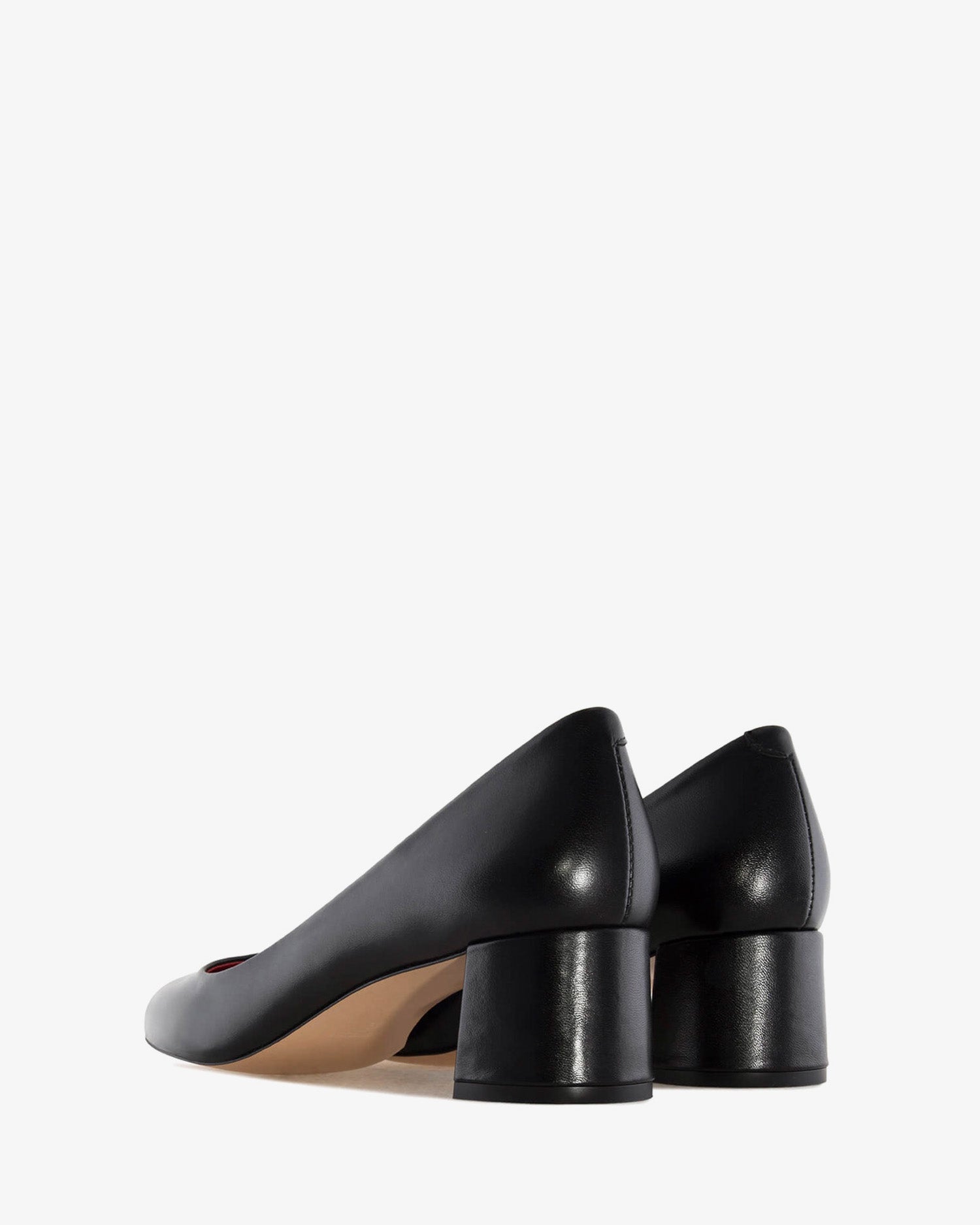 Klassischer damenschuh aus schwarzem leder