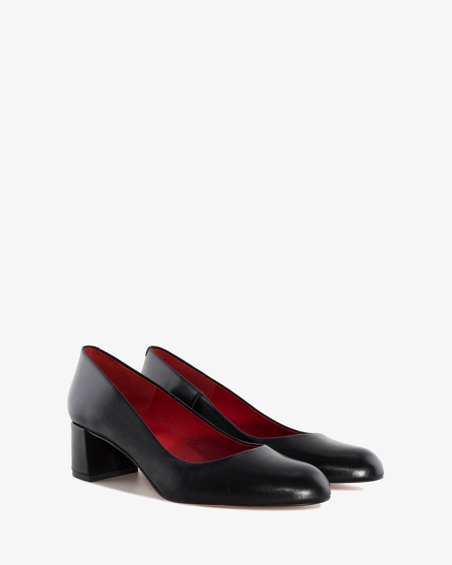 Klassischer damenschuh aus schwarzem leder