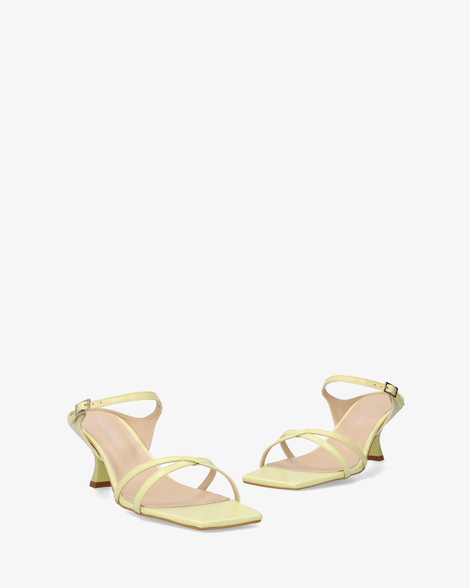 Sandalia con tacón en piel amarillo