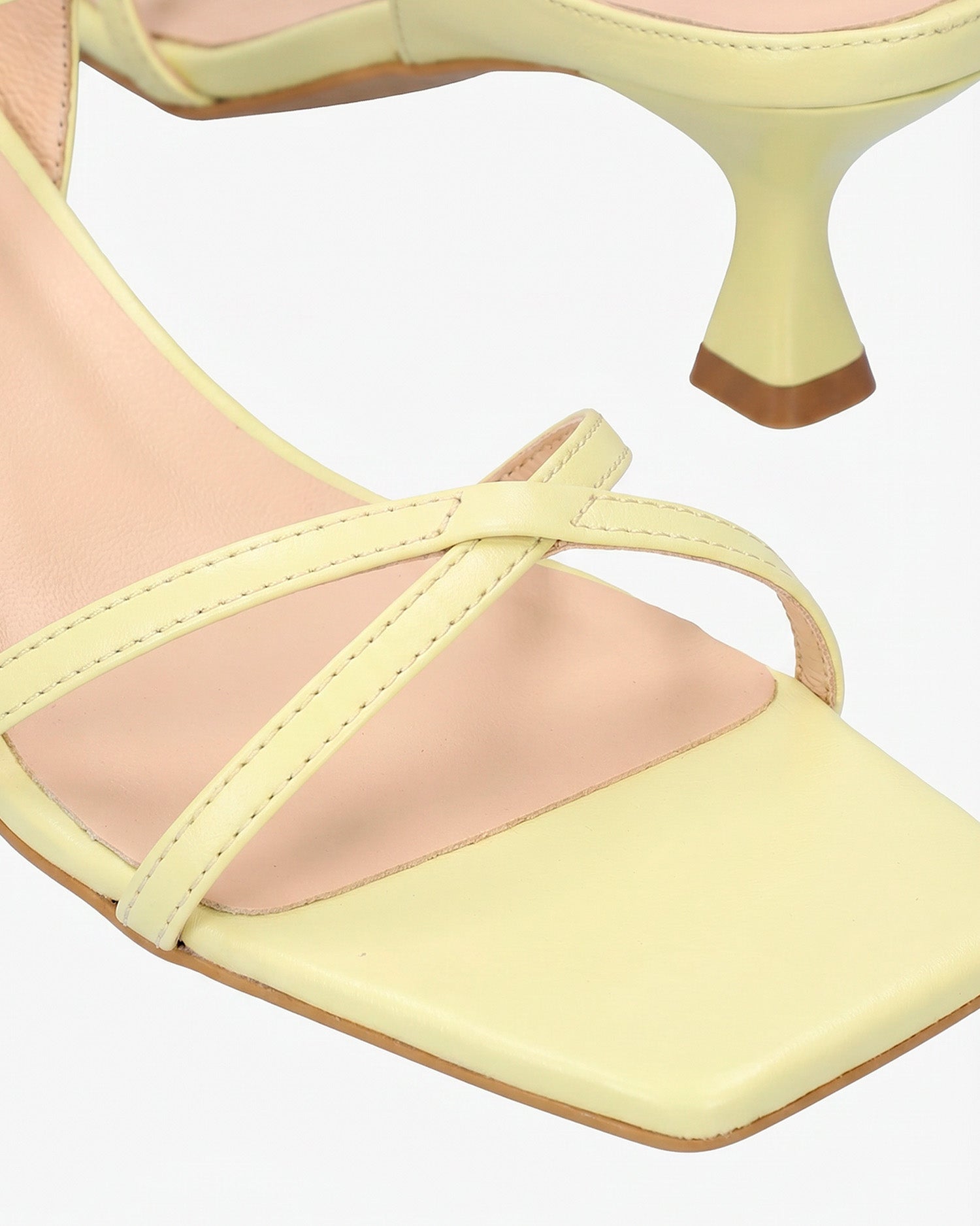 Sandalia con tacón en piel amarillo