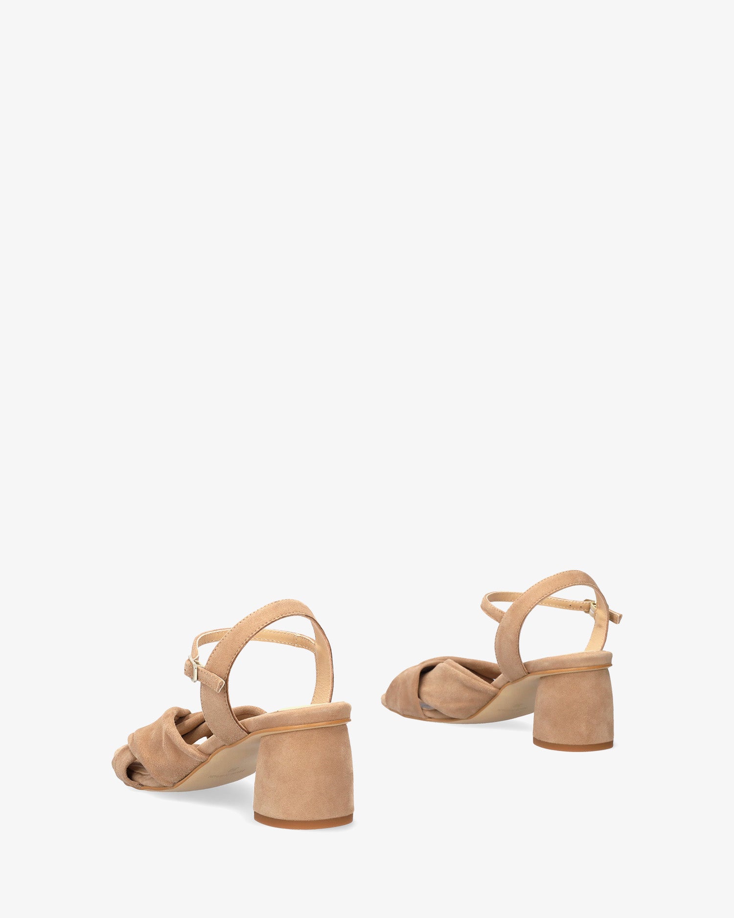 Sandalia con tacón en ante camel