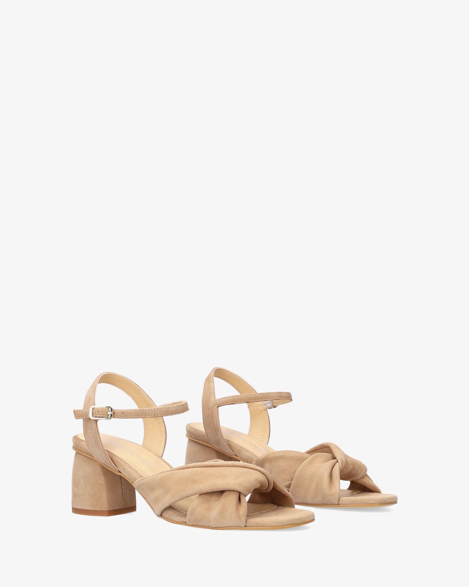 Sandalia con tacón en ante camel