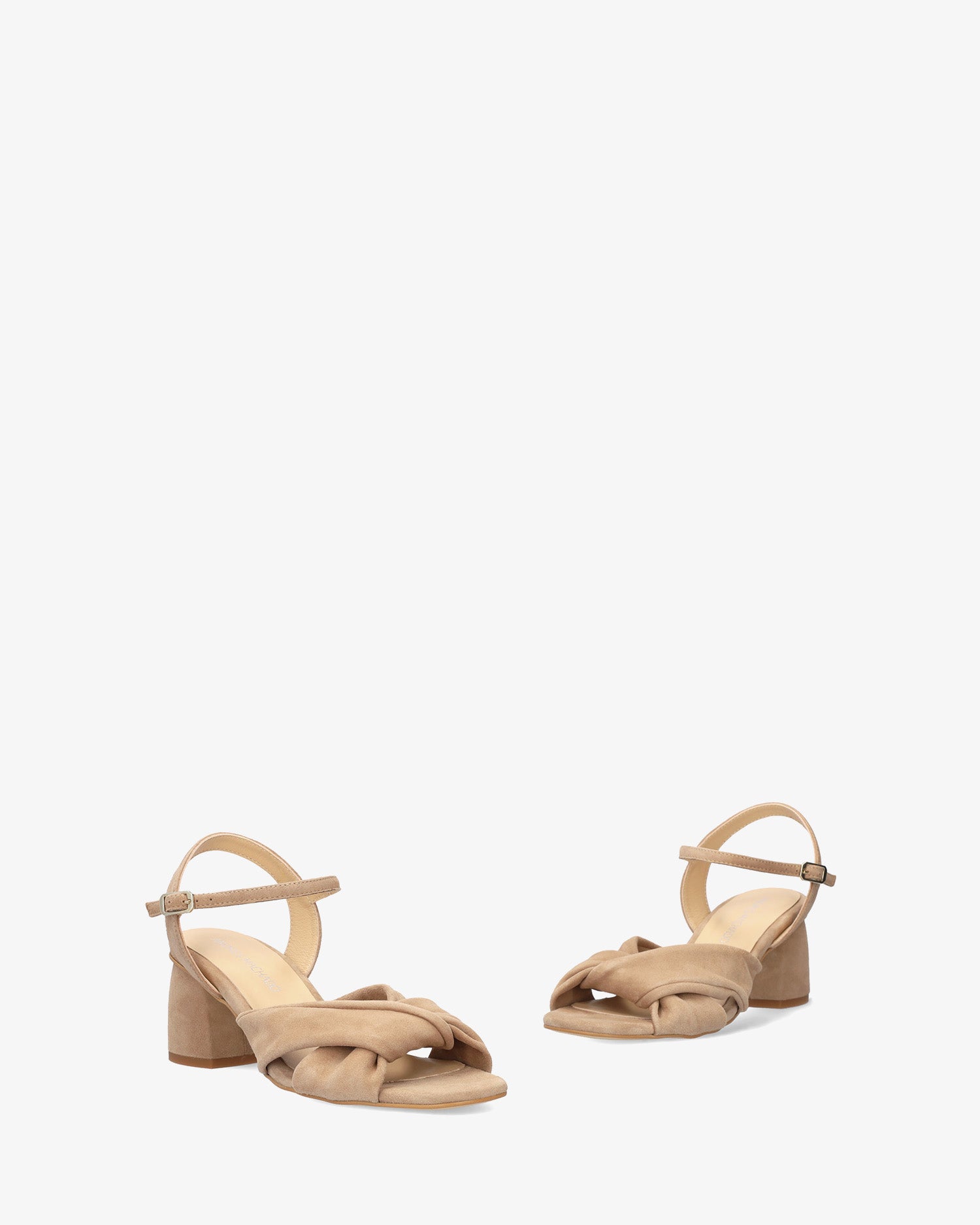 Sandalia con tacón en ante camel