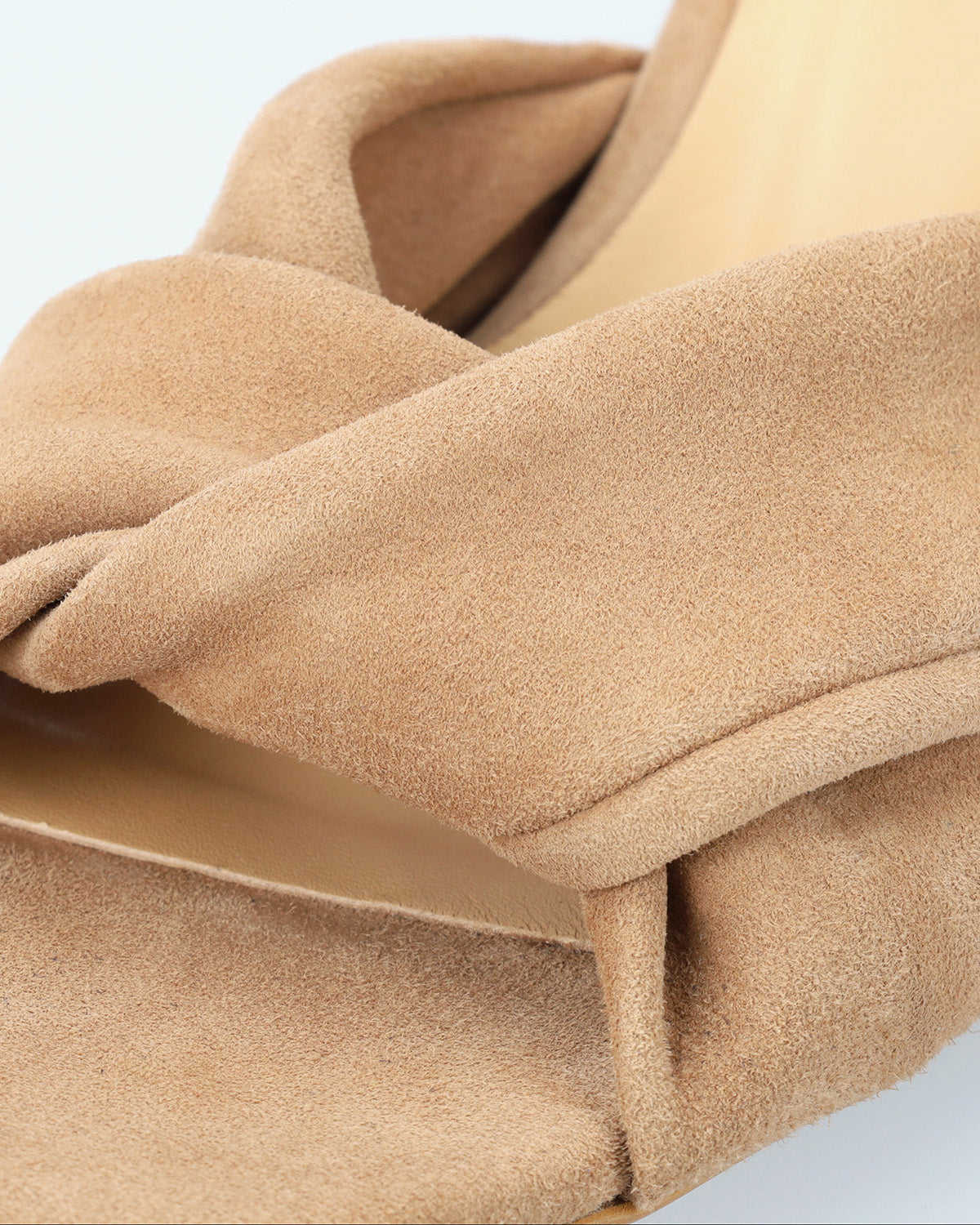 Sandalia con tacón en ante camel