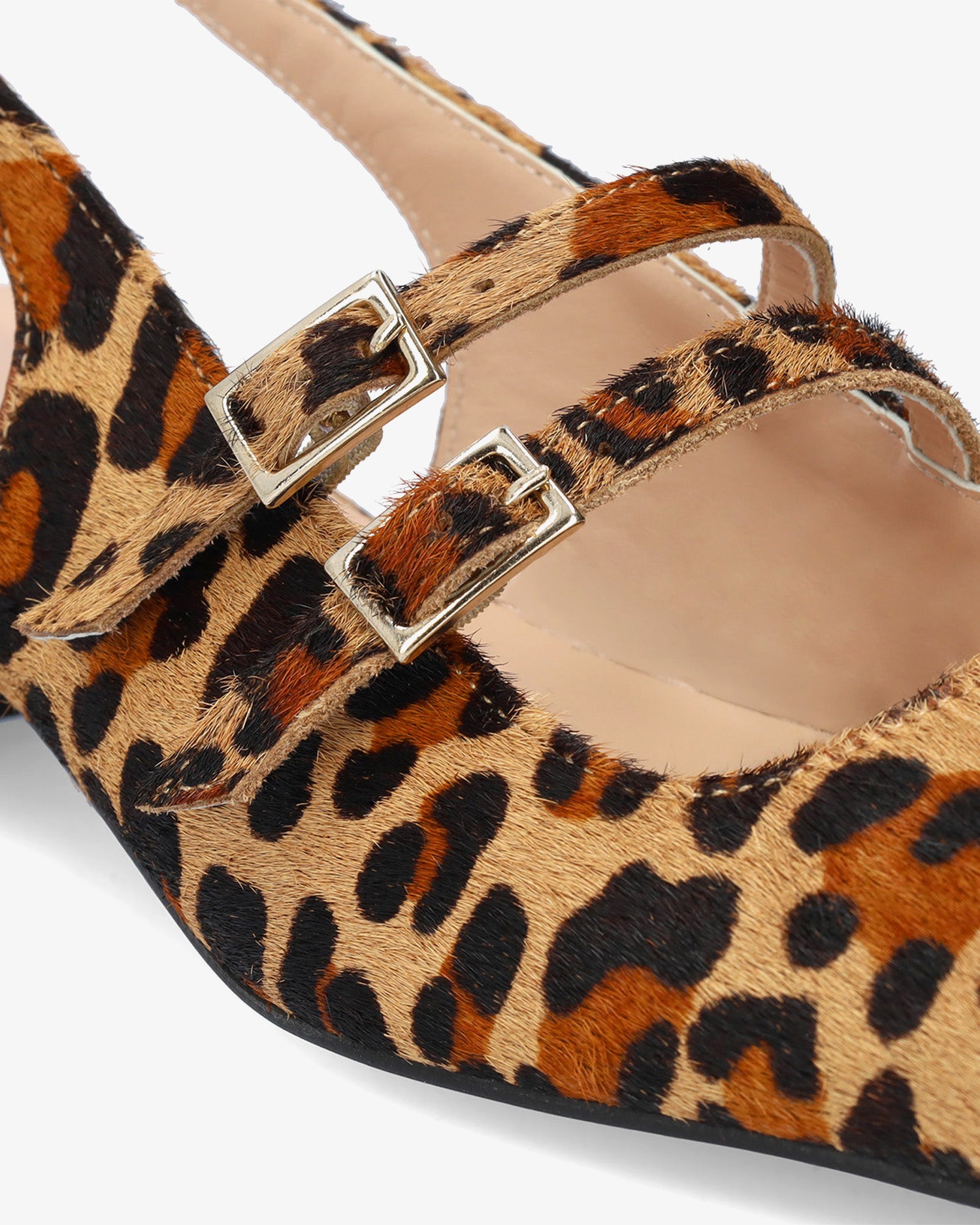 Ballerina mit Absatz aus Leder in Leopardenoptik