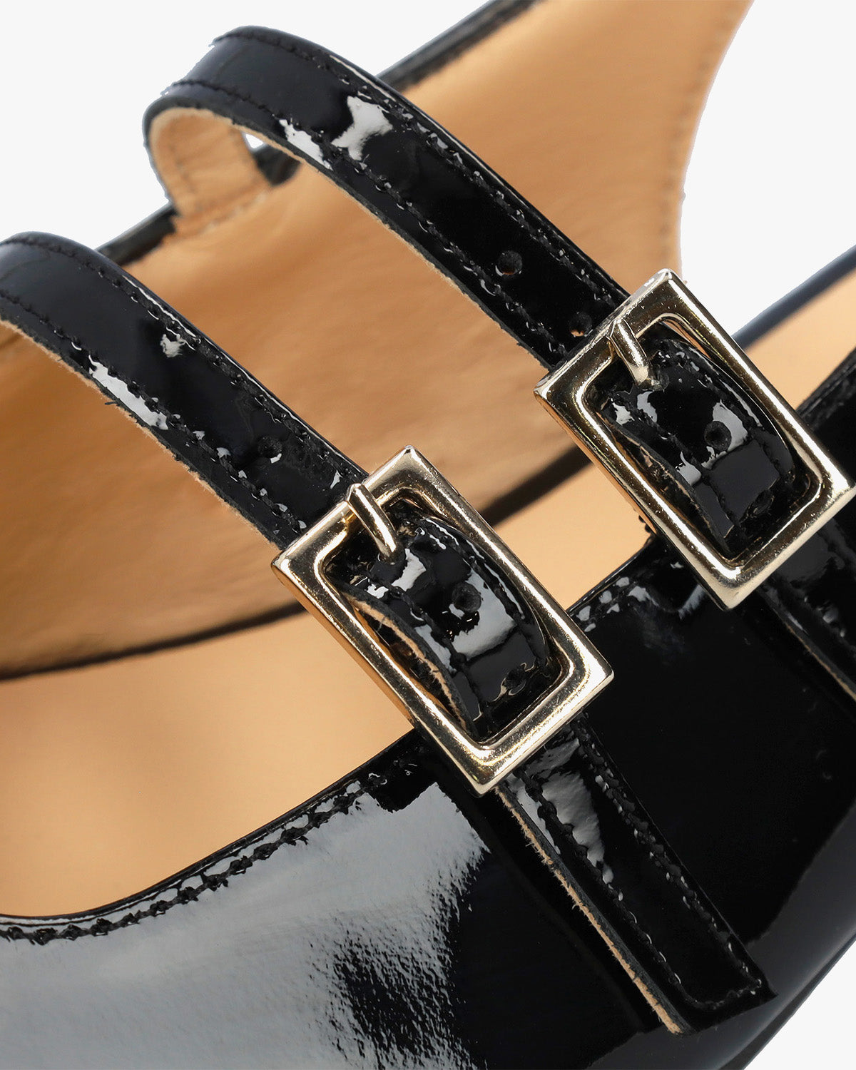 Bailarina con tacón en charol negro