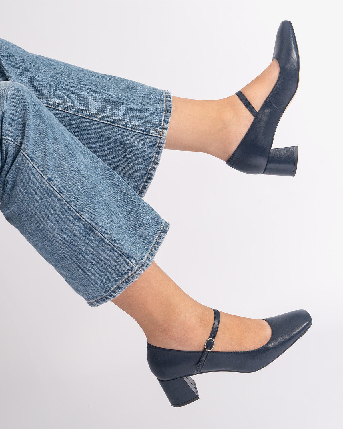 Zapato tacón en piel de color marino