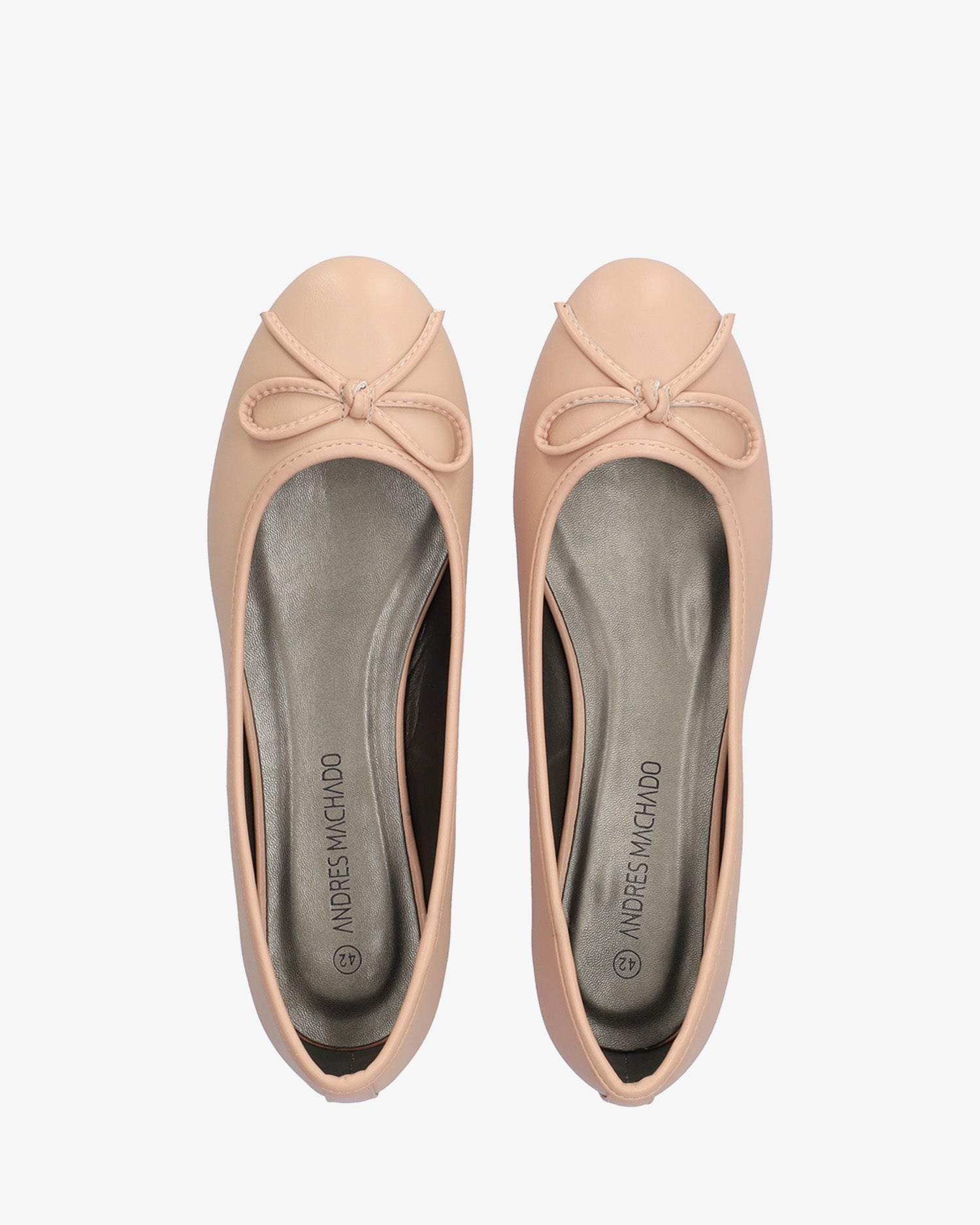 Klassische ballerinas mit schleife. beige