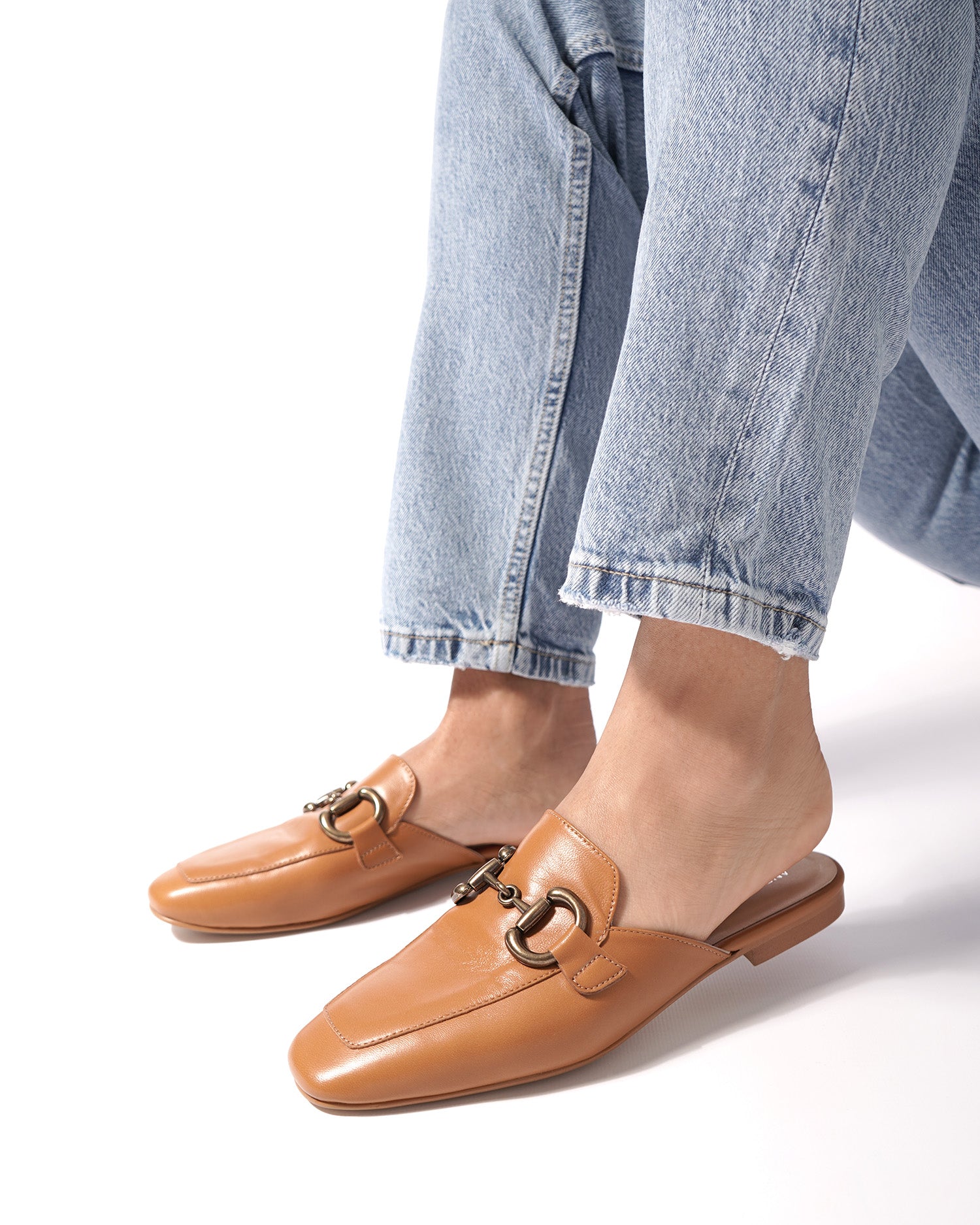 Mocasín plano destalonado en piel camel