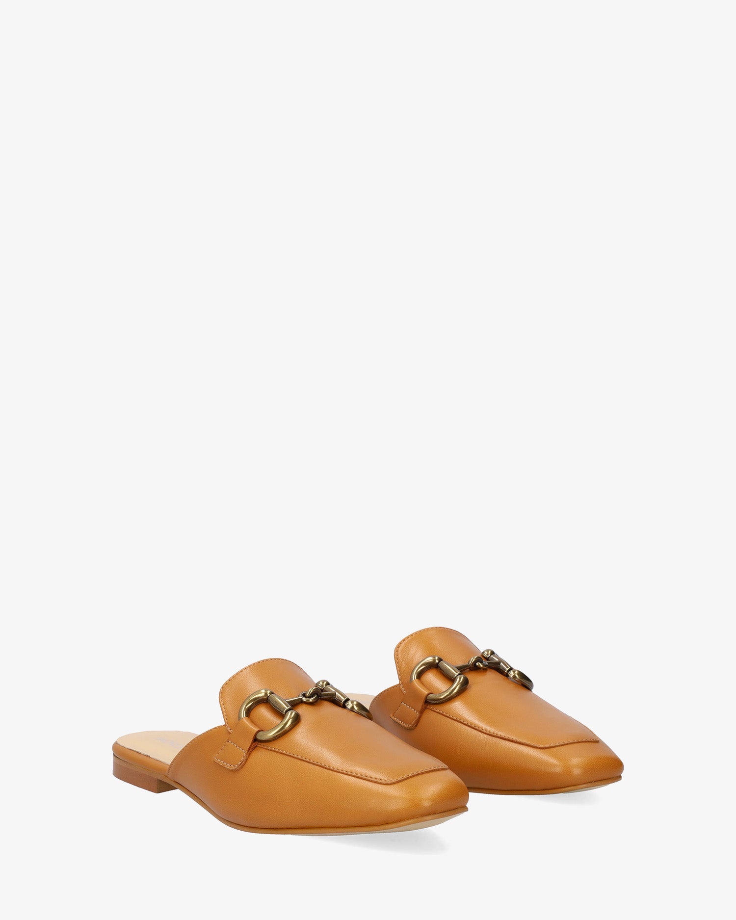 Mocasín plano destalonado en piel camel