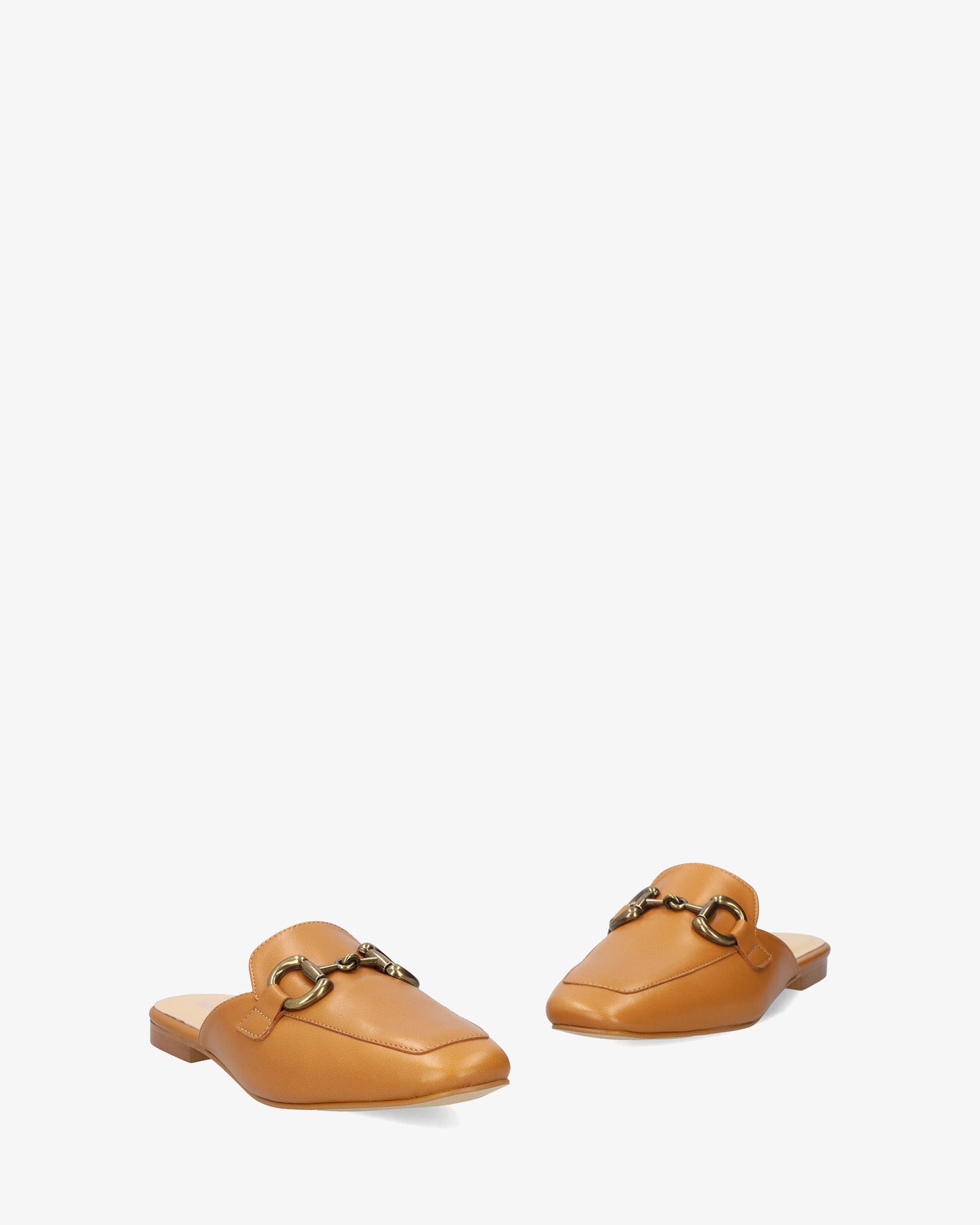 Mocasín plano destalonado en piel camel