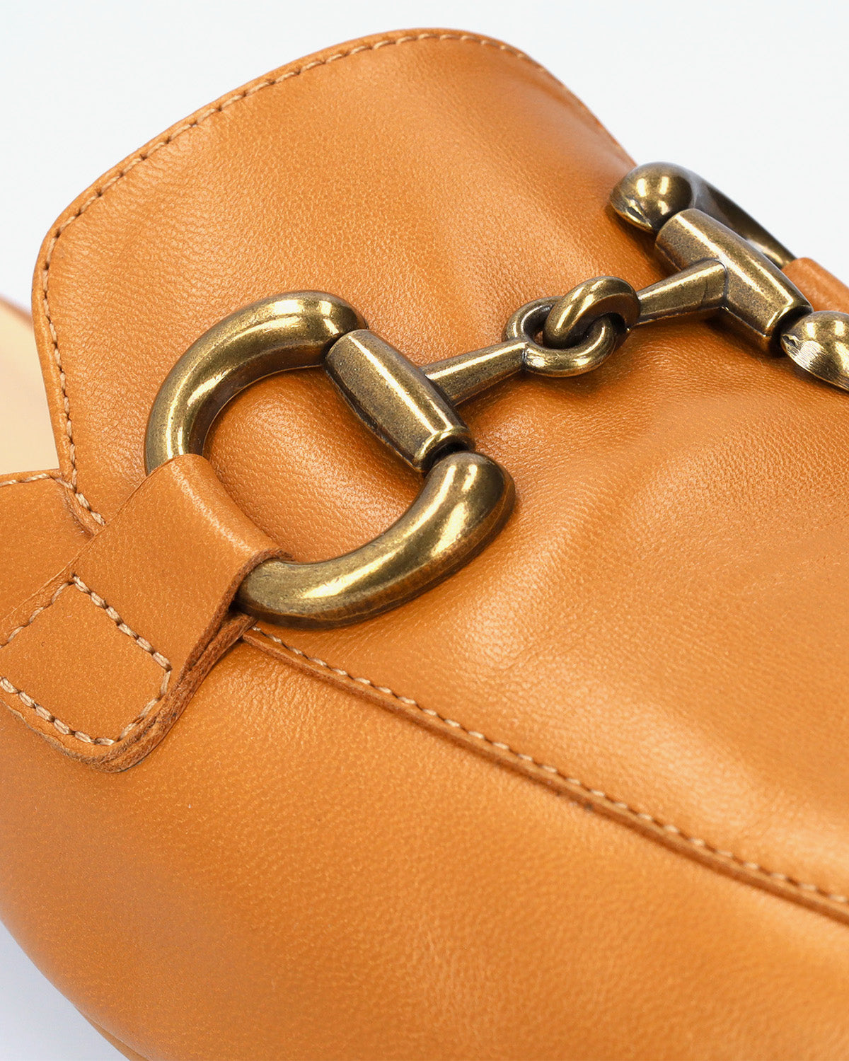 Mocasín plano destalonado en piel camel